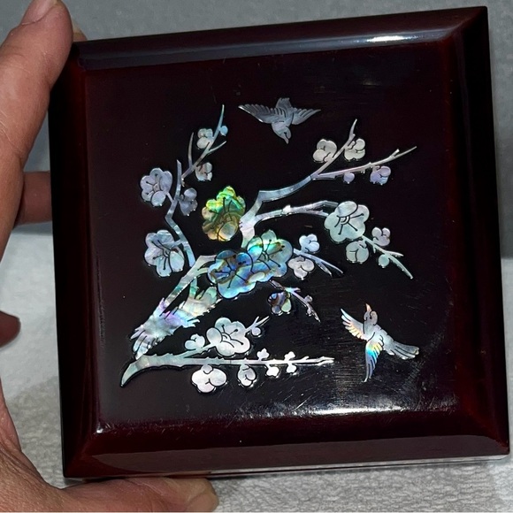 Vintage Elegant Mother of Pearl Inlay Art Piece Trinket Box Lacquered - Picture 7 of 9